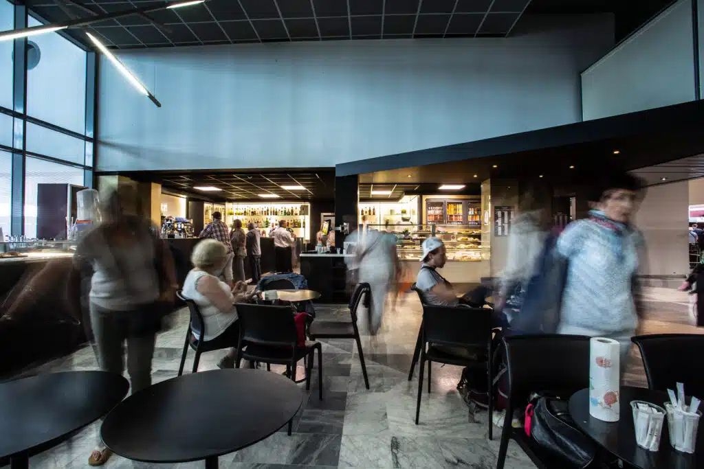 Photo du bar de l'aéroport avec des clients qui sont attablés