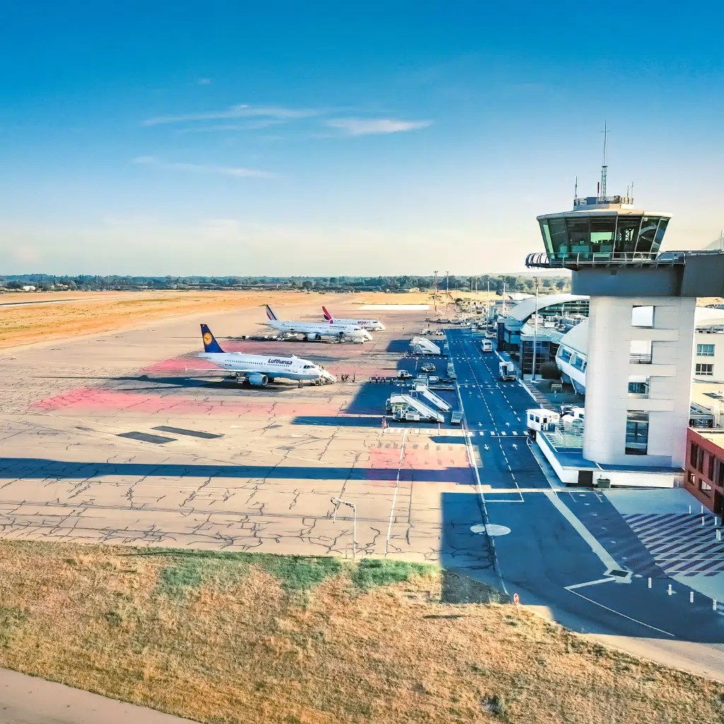 Photo de l'aéroport avec des avions garés devant attendant les passagers