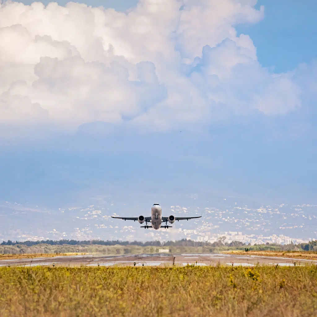 Photo d'un avion de face qui décolle