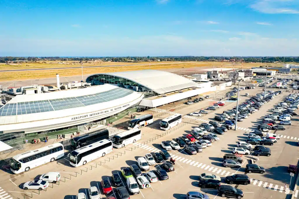 Vue aérienne des parkings de l'aéroport de Bastia Poretta de jour et remplis de véhicules