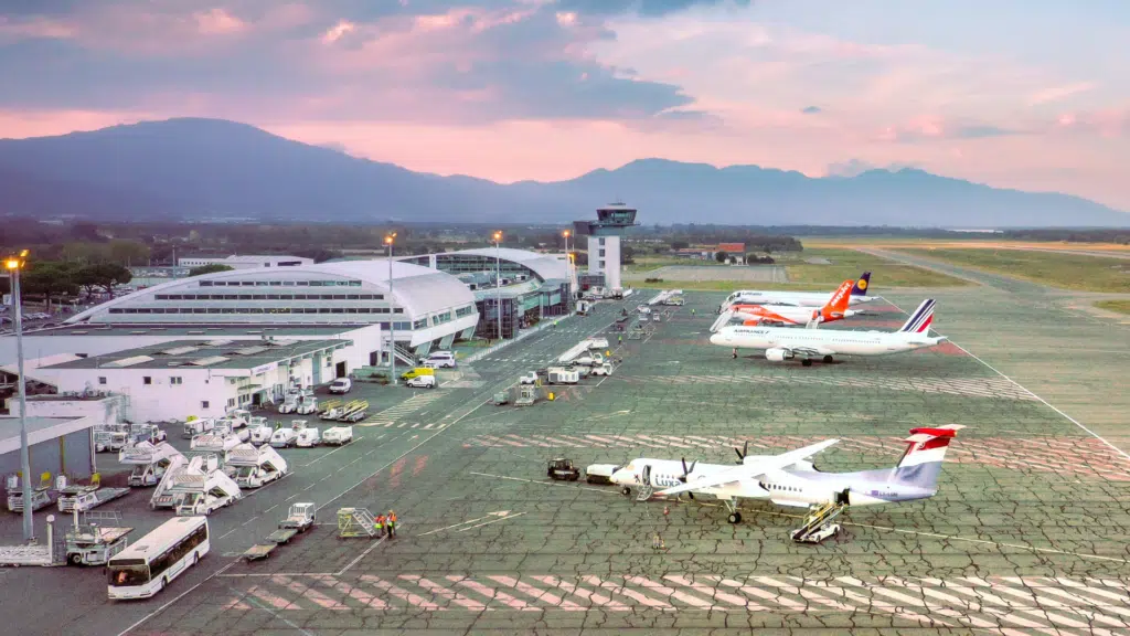 Vue aérienne au crépuscule de l'aéroport