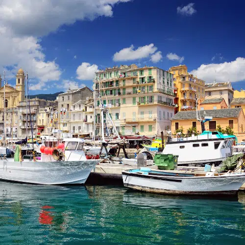 VIeux port de Bastia avec focus sur de vieux bateaux de pêche