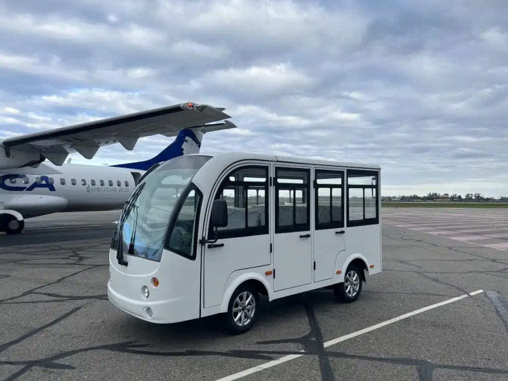 Navette qui amène les passagers vers l'avion en traversant le tarmac