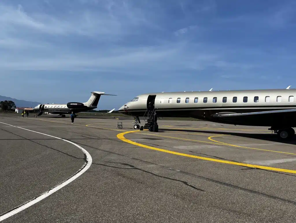 Jet privé garé sur le tarmac de l'aéroport de Bastia