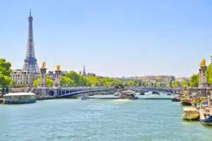 Vue sur la scène en fond la tour eiffel