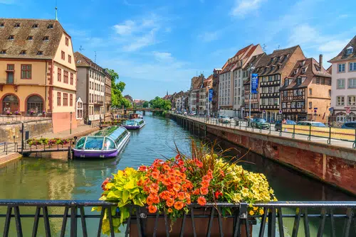 Vue du Rhin dans la ville de strasbourg avec ses canaux