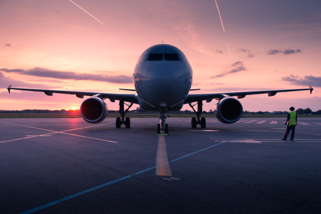 Avion sur le tarmac en fin de journée