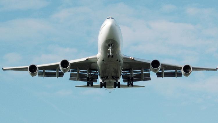 Avion dans le ciel en plien vol