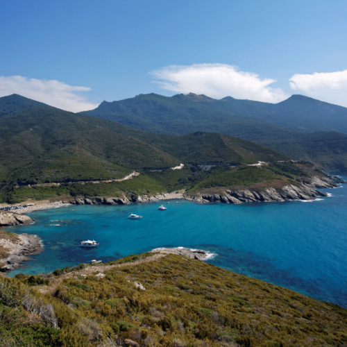 Vue de la cote corse avec ses montagnes et sa mer