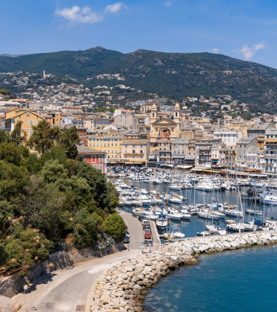 Vue sur le port de plaisance de bastia ou le vieux port de jour