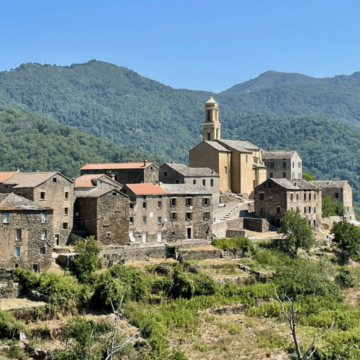 Photo d'un village typique du centre corse avec son cloché emblématique