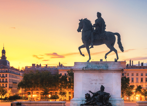 Vue de la place à lyon avec la statue de Louis XIV