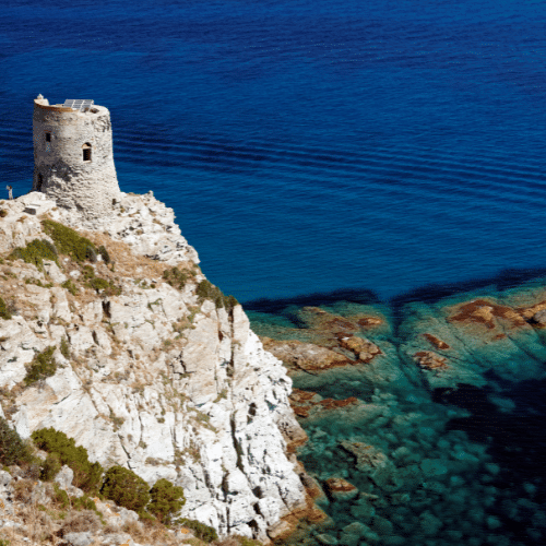 Photo d'une tour génoise surplombant la mer