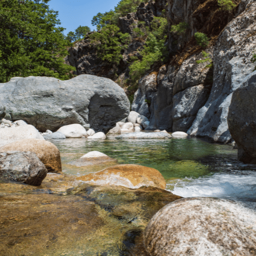 Rivière corse de jour