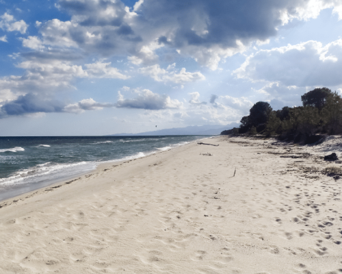 Plage de sable fin avec un temps nuageux