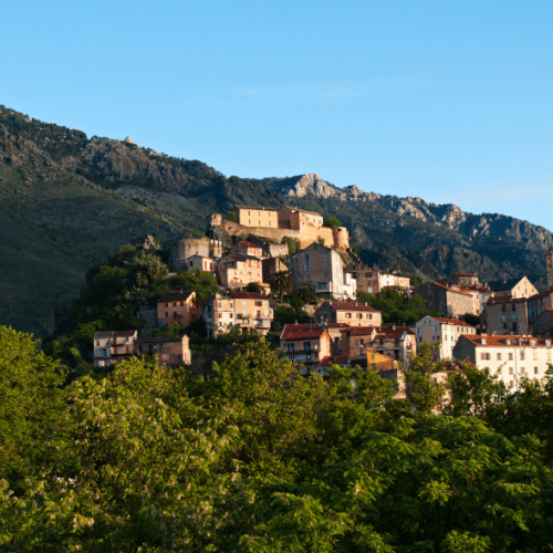 Village de Corte avec une vue imprenable sur la montagne