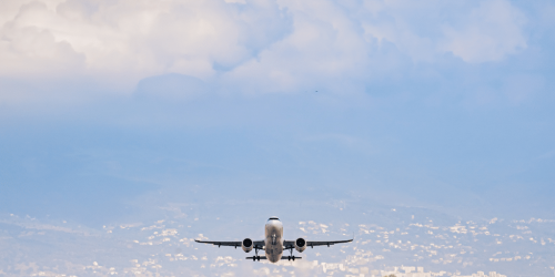 Photo d'un avion de face qui décolle