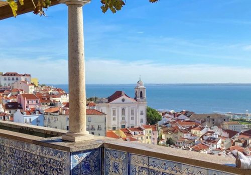 Vue sur la mer à partir d'un balcon typique de la ville de Lisbonne