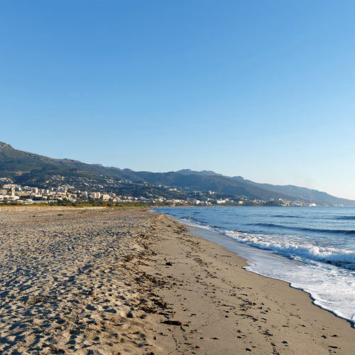 plage de l'Arinella vide et de jour