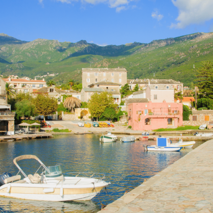 Le petit port de pêche de centuri en plein jour