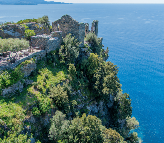 Photos de ruines au bord de la falaise avec en contrebas une mer bleue turquoise