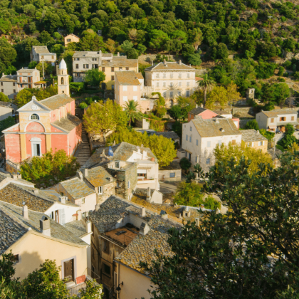 Photo d'un village en vue aéreinne avec un focus sur l'église