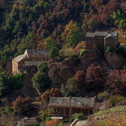 Vue du ciel d'un village typique de la Castagniccia avec ses toit en lauze