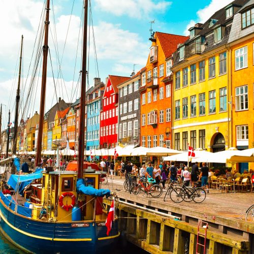 un vieux bateau coloré sur le quai à Copenhague