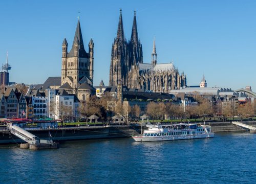 Batteau mouche sur le Rhin dans la ville de Cologne